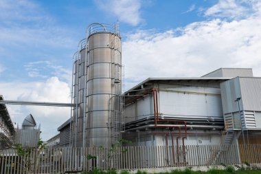 Mavi gökyüzü ile yüksek kuleli yapı sanayî