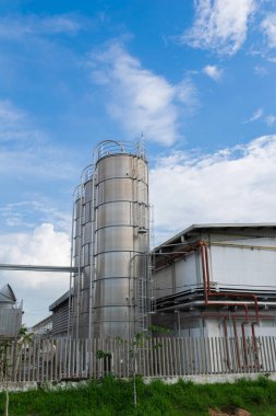 Mavi gökyüzü ile yüksek kuleli yapı sanayî