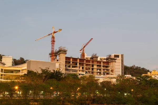 Crane Está Construyendo Torre Alta Apartamento Casa Contrucción — Foto de Stock