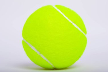 Tenis topu izole beyaz arka plan üzerinde