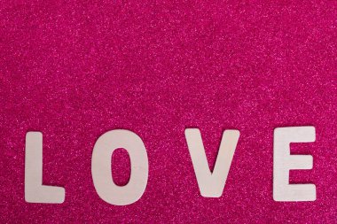 Pembe renkli arka plan üzerinde kelime aşk Sevgililer