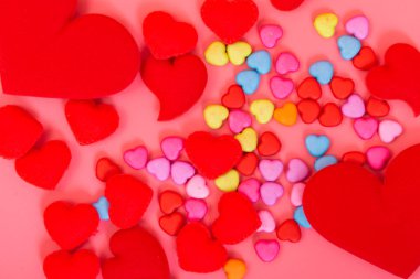 Pembe arka planda birçok küçük kalp