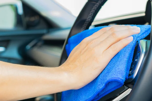 Mikro ile temizlik araba direksiyon parlatma adam için Closeup