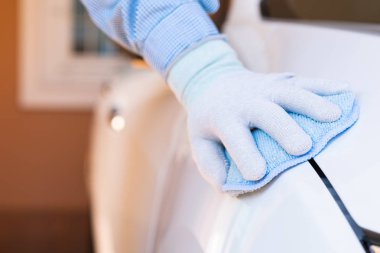 Mikrofiber bez ile temizlik aracı parlatma adam için Closeup