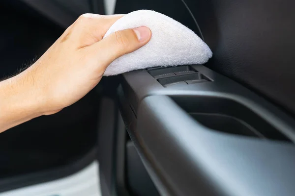 Mikrofiber bez ile temizlik aracı parlatma adam için Closeup