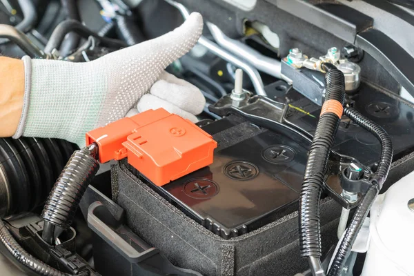 Teknisyen akülü araba terminalini kontrol edin