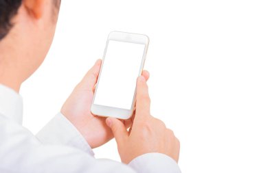 Beyaz takım elbiseli adam yeni akıllı telefonuyla akıllı telefon kullanıyor ve beyaz arkaplan ve dikiz aynasından bakıyor. İş konsepti.