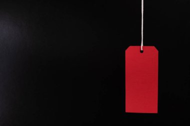 Kara Cuma indirim konsepti. Siyah arkaplanda kırmızı indirimli etiket rengi. Kara Cuma hafta sonu.