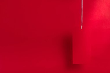 Kara Cuma indirim konsepti. Kırmızı arkaplanda fotokopi alanı ile siyah indirimli etiket rengi.