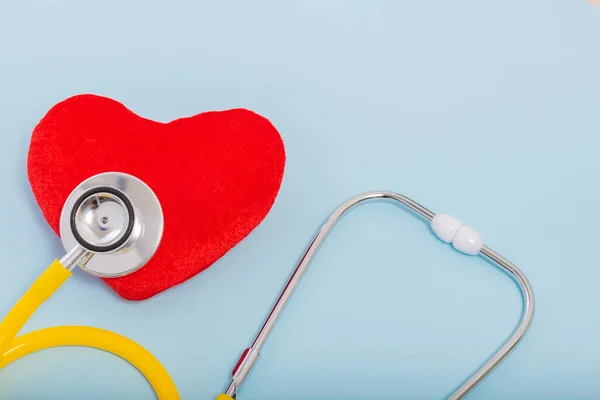 Corazón Rojo Estetoscopio Amarillo Sobre Fondo Azul Con Espacio Copia — Foto de Stock