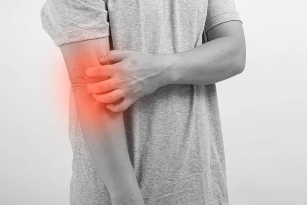 肘部疼痛 肘部疼痛的人 保健和医药概念 — 图库照片