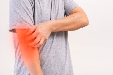 Dirsek ağrısı, dirseğinde ağrı olan adam. Sağlık ve Tıp Konsepti