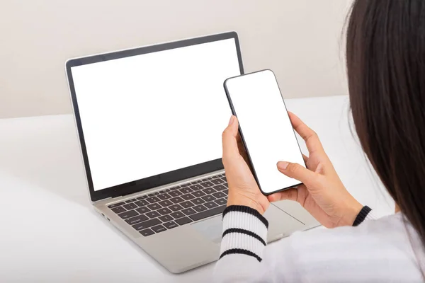 Çevrimiçi Alışveriş Konsepti. Kadınlar laptoptan alışveriş yaptıktan sonra kredi kartıyla akıllı telefon kullanıyorlar.