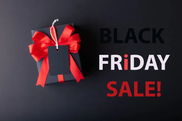 Kara Cuma indirim konsepti. Siyah arkaplanda kırmızı etiket ve siyah etiket renginde fotokopi alanı var. Kara Cuma hafta sonu