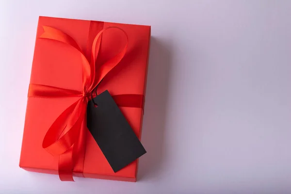 11单身日销售概念 黑色星期五的概念或红色圣诞礼盒 红色礼品盒 带有黑色标签纸 白色背景 有复制空间 — 图库照片