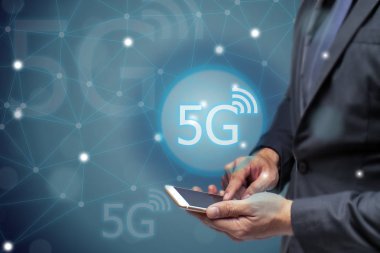 her iletişim, çok bağlanmak için 5 g ağ kablosuz teknolojisi ile cep telefonu kullanarak iş adamı şeylerin Internet 