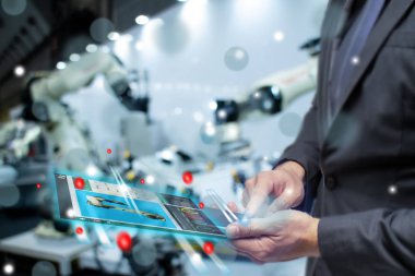 çok Internet ya da istihbarat endüstriyel kavramı, iş ya da mühendis kullanılan şeylerden augmented AI veya akıllı fabrikasında yapay teknoloji ile monitör robotu kontrol etmek için karışık sanal gerçeklik