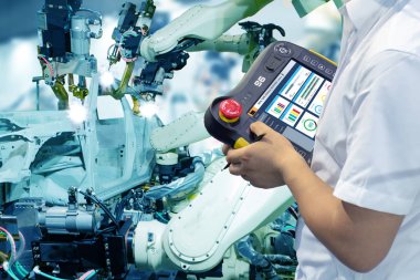 çok akıllı fabrika, sanayi 4.0 teknoloji kavramı, mühendis kullanım denetleyicisi robot operasyon satırı, Futuristic yeni trend teknoloji üzerinde sahte güneş ışığı ile otomasyon fabrika arka plan