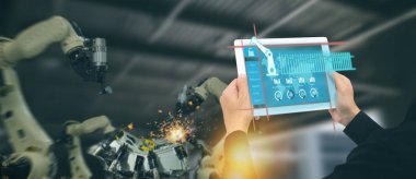 çok sanayi 4.0 kavramı, Endüstri Mühendisi tablet makine gerçek zamanlı izleme yazılımı (artar, sanal gerçeklik) kullanarak. Akıllı fabrika otomasyon robot kol otomotiv üretiminde