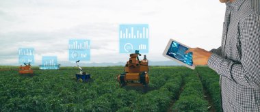 çok akıllı Tarım sanayi 4.0 konsept. Çiftçi nokta-sprey seçili ot türler için robot kontrol etmek ve herbisit dirençli diğer otlar türler silmek için mekanik araçlarını kullanın tablet kullanmak