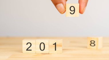 mutlu yeni yıl 2019 eğilim kavramı, kolum deneyin 2019 tahta masada 2018 yıl sayısını değiştirmek için