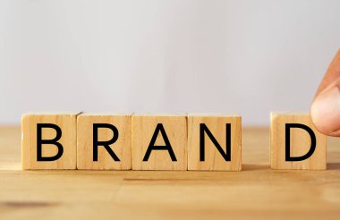 Elini adam ahşap küp, marka kavramı üzerinde marka kelime tamamlamak deneyin