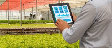 çok akıllı sanayi robot 4.0 tarım kavramı, endüstriyel ziraat mühendisi, tablet kullanarak izlemek için dikey veya kapalı çiftlik, Ph, Temp, IC, nem oranı, co2 de dahil olmak üzere veri durumda kontrol çiftçi 