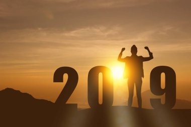 duran ve üzerinde zevk kutluyor yeni yıl 2019 siluet özgürlük genç umut iş kadını dağ, tepe ve 2019 yaş, kopya alanı