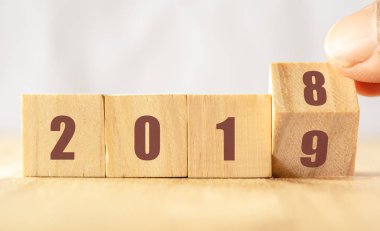 Kolum açmak için deneyin veya eğilim yeni yıl 2019, mutlu yeni yıl kavramı bulmak için flip