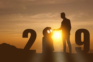 2019 yıl yapay zeka veya AI futuristik konsepti, siluet iş stand adam ve komut veya denetim asistanı robot, Endüstri 4.0 eğilim Otomasyon Robot 2019 yılında gelecek el işaret