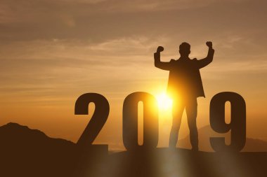 2019 yıl yapay zeka veya AI futuristik konsepti, siluet asistanı robot, Endüstri 4.0 eğilim Otomasyon Robot 2019 yılında gelecek