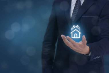 Sigorta kavramı, tutan ev koruma, inşaat simgesi, anlamı adam, şirket ya da iş sahibi iş adamı el deneyin korumak, kaydetmek, bakım ve sigorta hakkına sahip müşteri için vermek için