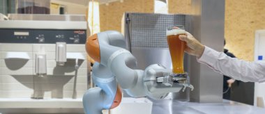 Akıllı kullanışlı hünerli Şef robot asistanı olarak mutfak teknoloji kavramı, robot el almak bir sipariş ve hizmet, bira ya da içme suyu, meyve suyu müşteri veya sahibi için karıştırma 