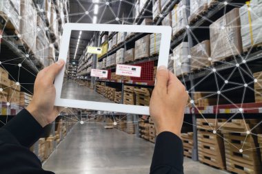 çok akıllı futuristik konsepti, perakendeci tutun tablet perakende ve artırılmış gerçeklik teknolojisi monitör verileri, hasıraltı, Fiyat, planogram, kampanya uyum gerçek zamanlı olarak kullanın