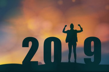 kutluyor yeni yıl 2019 özgürlük genç siluet duran ve üzerinde zevk iş adamı umut bina, city scape, manzara ve 2019 yaş, kopya alanı