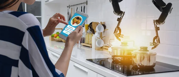 Akıllı kullanışlı hünerli Şef robot asistanı olarak mutfak teknoloji kavramı, robot el emir programı ve bu tarifi pişirme yapabilir ve kendi kendine Öğretim teknolojisi için güncelleştirme yeni menü