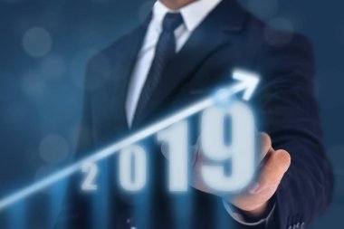 iş adamı el üst kısmında ok grafik ile yüksek büyüme oranının üzerine gelin. Başarı ve şirket veya sanayi yatırım 2019 yılında sonra artan büyüme grafiği 