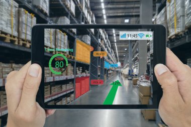 akıllı perakende konsepti, Bir müşteri mal tarama sırasında yapay zeka (ai) akıllı gözlük bir tablet üzerinde rapor raf durumu içine gerçek zamanlı anlayışlar ne veri kontrol edebilirsiniz, fiyat