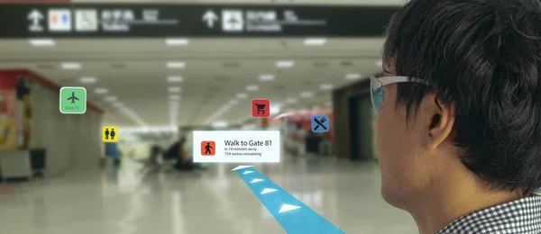 모바일 개념의 스마트 사용자는 공항에서 게이트로 보여주기 3D로 기술이있는 스마트 — 스톡 사진