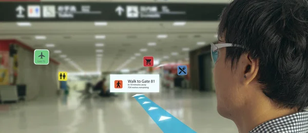 sanayi mobil 4.0 veya 5.0 kavramı akıllı teknoloji , kullanıcı harita göstermek için gerçek 3d artırılmış karışık sanal gerçeklik teknolojisi ile akıllı gözlük kullanımı, alışveriş, ve havaalanında kapıya yol yürümek