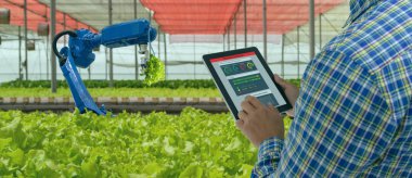 çok akıllı sanayi robot 4.0 tarım kavramı, endüstriyel ziraat mühendisi, yazılım yapay zeka teknoloji durumu izleme için tablet kullanarak çiftçi ve çiftlik otomatik robot kontrol