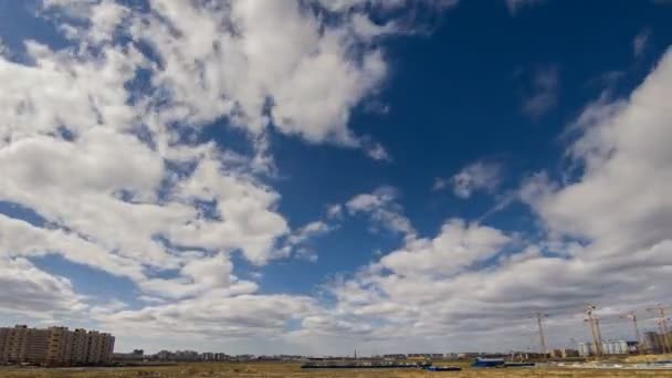 誇りと建物 タイムラプスの積雲 — ストック動画