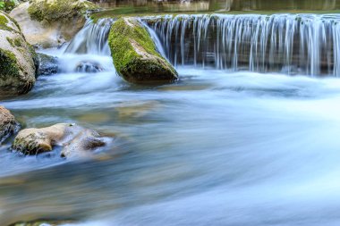Şelale ile taş cascade ve yosunlu kayalar, güzel sahne yakın çekim