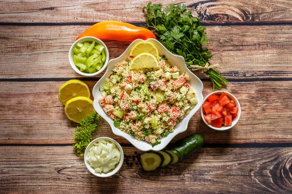 Hausgemachter Köstlicher Couscous Mit Gemüse Und Kräutern Weißer Porzellanschale Auf — Stockfoto