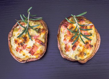 Fırında patates siyah ahşap zemin, üstten görünüm üzerine biberiye ile Homemade gevrek