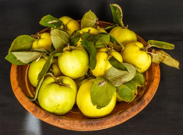 Fresh Ripe Quince Clay Bowl Black Background Close — Stock Photo, Image