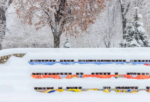 Escena Invierno Parque Colorido Anfiteatro Cubierto Nieve Cerca — Foto de Stock