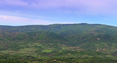 Güney Sırbistan'daki köylerde bir dağ manzarası