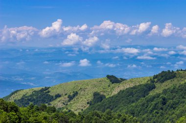 Üzerinde bulutlar ve yeşil tepe ile güzel dağ manzara