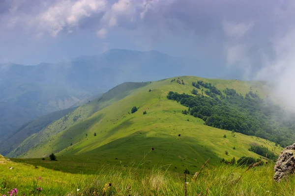 Bela vista de colinas verdes e céu azul — Fotografia de Stock